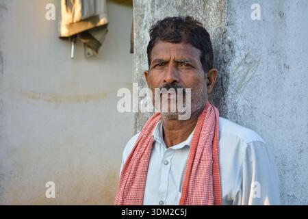 Porträt eines indischen Bauern im ländlichen Dorf Stockfoto