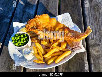 Fisch mit Pommes frites und Erbsen Stockfoto