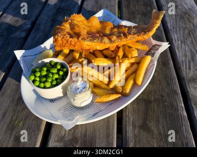Fisch mit Pommes frites und Erbsen Stockfoto