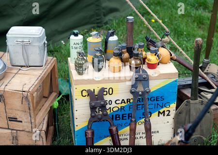 Verschiedene Arten von Militärgranaten und -Ausrüstung, ausgestellt auf dem We will Meet Again, Military Festival, Betteshanger Country Park. Stockfoto