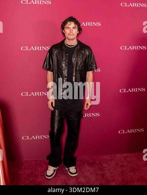 Nic Vansteenberghe arrives on the red carpet of the Clarin’s Sugar & Shine Galentine’s Affair at the Alba restaurant 8451 Melrose Ave, in Los Angeles California on Jan. 29th, 2026. (Photo by Connor Terry/Sipa USA) Stockfoto