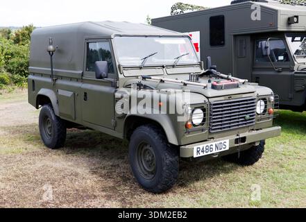 Dreiviertel-Vorderansicht eines Landrovers der Green British Army aus dem Jahr 1998, ausgestellt während des Militärfestivals im Betteshanger Country Park Stockfoto