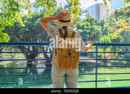 Weibliche Touristen genießen die malerische Aussicht in Hongkong Stockfoto