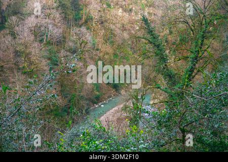 Landschaftsblick auf den Fluss im tropischen Bergwald im Winter. Stockfoto