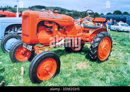 Verschiedene Oldtimer-Traktoren werden auf einer Automobilausstellung in Schottland als Teil einer Sammlung historischer Landmaschinen und klassischer Transportfahrzeuge gezeigt Stockfoto