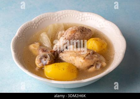 Gekochtes Gericht mit Kartoffeln und Hähnchenschenkeln Stockfoto