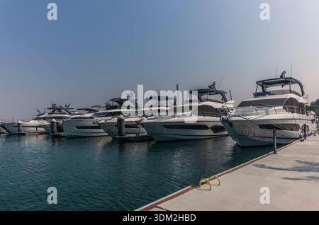Dubai, Vereinigte Arabische Emirate - 28. Oktober 2025: Flotte luxuriöser Motoryachten, die am exklusiven Marsa Al Arab Marina Dock in Dubai ankern Stockfoto