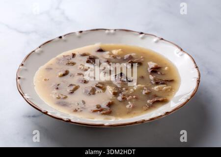 Traditionelle türkische Küche, traditionelle türkische Kuttelsuppe, Iskembe Corbasi und Innereien-Suppe, türkische Fleischsuppe Kelle Paca (türkischer Name; Kelle Stockfoto