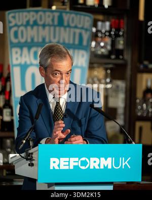London, UK.  3 February 2026.  Nigel Farage, Reform UK MP for Clacton and Leader of Reform UK, speaks at a press conference in Westminster where the party’s new policies to support struggling publicans are being unveiled.  The five-point plan to “save Britain’s pubs,” includes tax cuts for the sector and phasing out of business rates for pubs altogether.   Credit: Stephen Chung / Alamy Live News Stockfoto