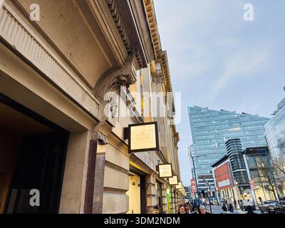 Manchester, Großbritannien - 21. Januar 2026: Eine lebhafte Manchester Royal Exchange Theatre Street mit klassischer Architektur und zeitgenössischen Wolkenkratzern. Stockfoto