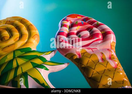 Lebendige, übergroße Kegel mit verspielten Mustern und Texturen. Lebhafte Szene mit übertriebenen Eiskegeln und komplizierten Waffeltexturen Stockfoto