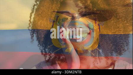 Lächelnde Frau mit lockigem Haar, die die Wange im Studio berührt, zeigt Ecuador-Flagge und Wappen Stockfoto