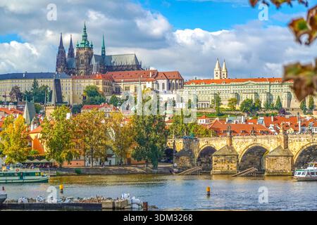 Berühmte Karlsbrücke im historischen Zentrum von Prag Stockfoto