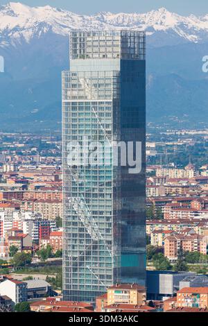 Turin, Italien - Mai 2025: Panoramablick auf Turin mit Sanpaolo Wolkenkratzer. Alpen Berge im Hintergrund. Blauer Himmel, Skyline, keine Leute. Stockfoto