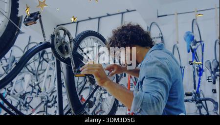 Reparatur der Mechanik, die Hinterrad und Kassette auf schwarzem Fahrrad in Wandregalen, Denim-Shirt Stockfoto