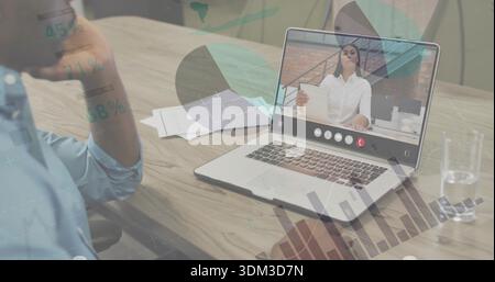 Ein Laptop zeigt eine Frau in weißem Hemd, die überlagerte Diagramme am Konferenztisch teilt, Kopierraum Stockfoto