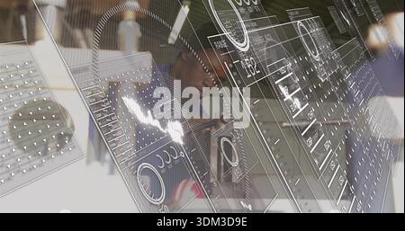 Zeigt HUD-Überlagerung verschwommener Schreibtisch mit Laptop, reflektierenden Mann in dunklem Hemd, Kappe mit Tasse Stockfoto