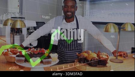 Lächelnder Mann in weißem Hemd gestreifte Schürze, die an der Backstube steht, Gebäck, grüne Karte überlagert Stockfoto