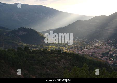 Am Ende eines Oktobertages geht die Sonne langsam über Buis les Baronnies unter (Drôme, Auvergne Rhône Alpes, Frankreich). Stockfoto