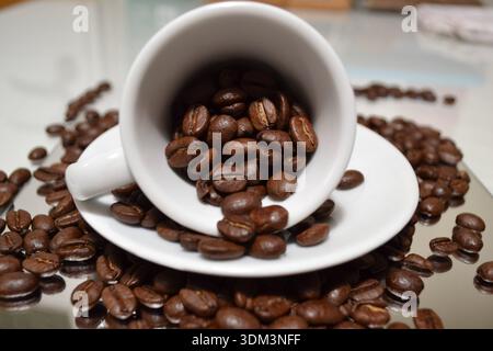 Kaffee mit buntem Frühstücksgebäck auf dem Tisch Stockfoto