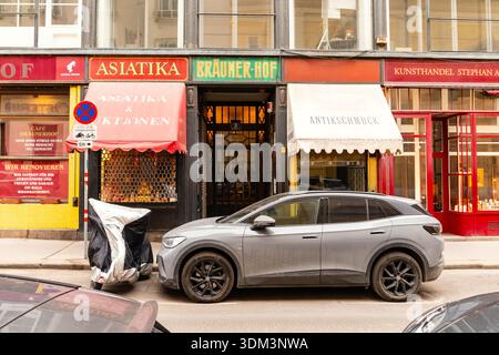 Café Bräunerhof und ein graues Elektrofahrzeug Alfa Romeo Junior 2025, Wien, Österreich. Stockfoto