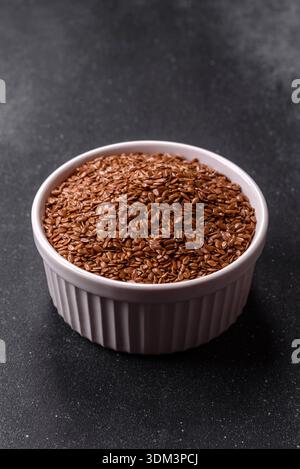 Leinsamen als Zutat für Öl, Bio-Mehl und gesunde Lebensmittel. Leinsamen als Lebensmittelhintergrund für Ihr Design Stockfoto