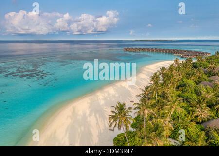 Atemberaubende Mondsichel-Sandbank-Insel gesäumt von Palmen, atemberaubende türkisfarbene Lagune auf den Malediven, traumhaftes, unberührtes tropisches Paradies, leuchtend Stockfoto