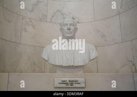 Eine Marmorbüste des Obersten Richters Earl Warren, die von Walker Hancock geschaffen wurde und in der Großen Halle des Obersten Gerichtshofs der Vereinigten Staaten in was ausgestellt wurde Stockfoto