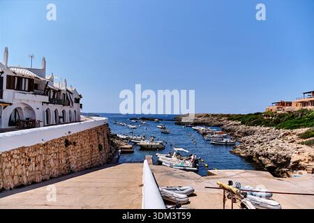 Touristen erkunden das wunderschöne Fischerdorf Binibeca Vell auf Menorca, Spanien. Stockfoto