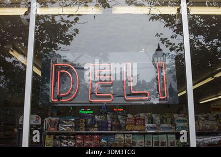 Ein klassisches Feinkostgeschäft in Montauk, NY, das im Sommer als Drehscheibe für Strandgänger und Bewohner im Herzen der Hamptons dient. Stockfoto