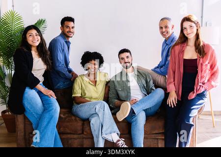 Verschiedene Business-Team in die Kamera Lächeln Stockfoto