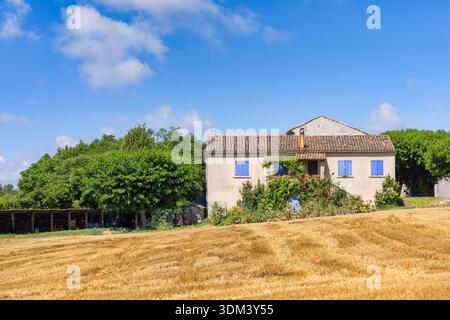 Gemütliches Südfrankreich Haus mit landwirtschaftlichem Vorgarten Sommer mediterrane Reiselandschaft ländliche Landschaft charmante Landschaft Stockfoto