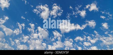 Ruhiger blauer Himmel mit weichen Wolken friedliche Landschaft Natur Hintergrund Stockfoto