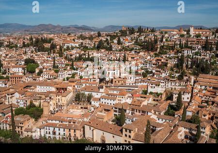 Panoramablick auf das historische Albaicin-Viertel mit weißen Häusern und engen Gassen von der Festung Alhambra in Granada, Spanien während des sonnigen Tages Stockfoto