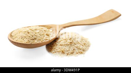 Trockenhefefelflocken in Holzlöffel isoliert auf weiß Stockfoto