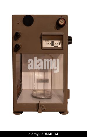 Isolierte Aufnahme einer klassischen, hochpräzisen Laborwaage, einem klassischen wissenschaftlichen Instrument, vor reinweißem Hintergrund. Stockfoto