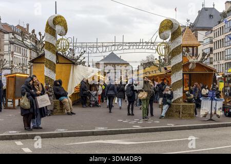 Geschmückter Eingang zum Weihnachtsmarkt am Broglie-Platz, Altstadt, Straßburg, Unterrhein, Elsass, Frankreich Stockfoto