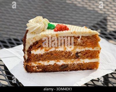 Stück Karottenkuchen Stockfoto