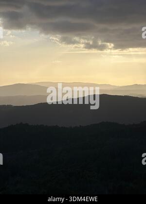 Mehrschichtige Bergsilhouetten bei Sonnenuntergang vom Naturpark Mount Aloia, Tui, Galicien, Spanien, Februar 2025 Stockfoto