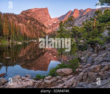 Am frühen Morgen goldenes Licht an der Küste des Dream Lake im Rocky Mountain National Park, Estes Park, Colorado. Stockfoto