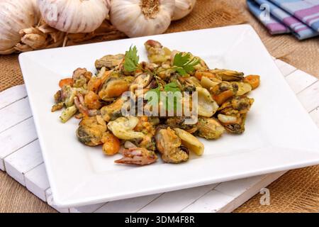 Seafood Salat auf einem weißen Teller Stockfoto