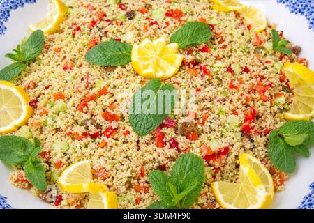 Frische Tabbouleh mit Gemüse, Zitrone und Pfefferminze Stockfoto