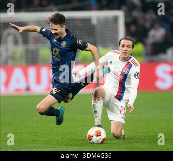 Fabio Vieira vom FC Porto und Maxence Caqueret von Olympique Lyonnais während der UEFA Europa League, Achtelfinale, 2. Leg-Fußballspiel zwischen Olympiq Stockfoto