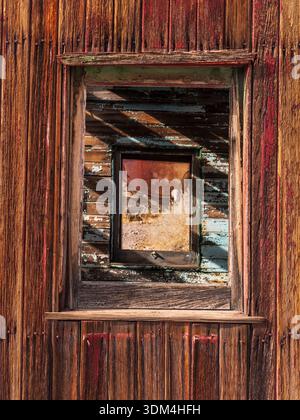 Abblätternde Farbe auf der Außen- und Innenseite eines alten Union Pacific Caboose in der Geisterstadt Rhyolite in der Nähe von Beatty, Kalifornien. Stockfoto