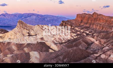 Vor der Dämmerung leuchtende Farben am Himmel über Zabriske Point und Manly Beacon im Death Valley National Park, Kalifornien. Stockfoto