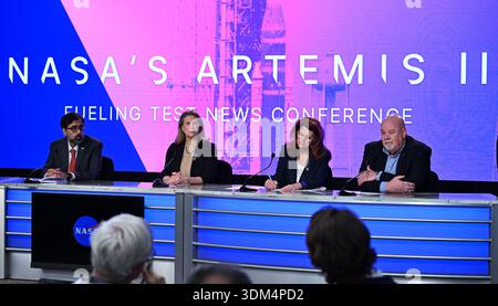Amit Kshatriya, stellvertretender Verwaltungsrat für das Exploration Ground Systems Development Mission Directorate, Charlie Blackwell Thompson, Artemis II Launch Director und John Honeycutt, Vorsitzender Artemis II Mission Management Team, diskutieren die Ergebnisse der Artemis II Nasskleid Probe während einer Pressekonferenz im Kennedy Space Center, Florida am Dienstag, den 3. Februar 2026. Foto: Joe Marino/UPI Credit: UPI/Alamy Live News Stockfoto