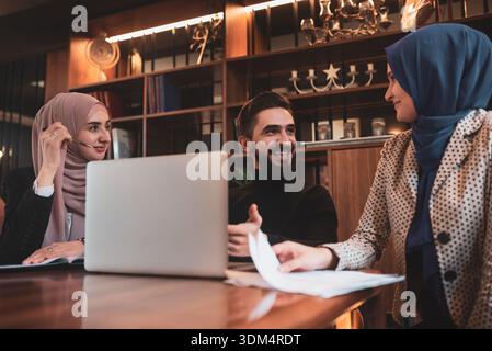 Besprechung Des Muslimischen Business Teams Mit Laptop Im Büro Für Zusammenarbeit Und Diskussion Über Projektstrategie Und -Planung. Stockfoto
