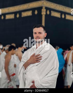 Muslimischer Mann in Ihram betet in Kaaba in Mekka während der Hajj-Pilgerreise islamische religiöse Tradition und Spiritualität Saudi-Arabien. Stockfoto