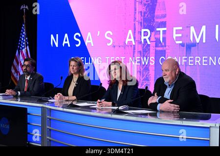 Amit Kshatriya, stellvertretender Verwaltungsrat für die Exploration Ground Systems Development Mission, Charlie Blackwell Thompson, und John Honeycutt, Vorsitzender der Artemis II Mission Management Team, geben während einer Pressekonferenz im Kennedy Space Center, Florida, am Dienstag, den 3. Februar 2026 Einzelheiten zu den Ergebnissen der Artemis II Nasskleid Probe. Foto: Joe Marino/UPI Credit: UPI/Alamy Live News Stockfoto