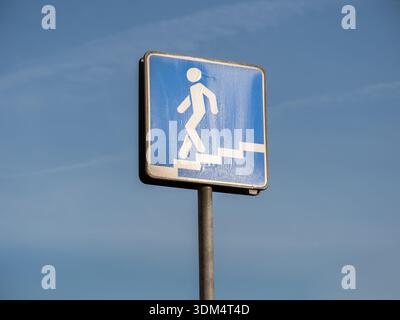 Fußgängerunterführung Schild mit Treppen, Wegsuche für den Wanderweg Stockfoto